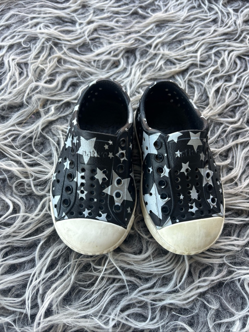 Native Jefferson boys black star Shoes Size 5 Slip -on waterproof Toddler